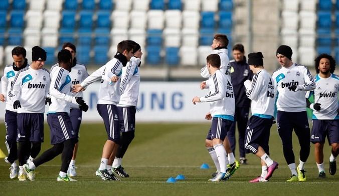 意甲：热那亚vs卡利亚里，连续丢球+锋线便秘，两只菜鸡互啄？